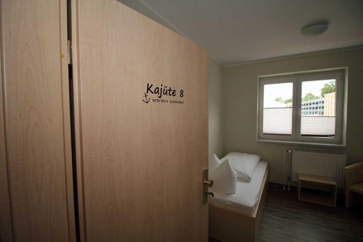 ザスニッツKutterfisch Kajueten Direkt Im Stadthafenアパートメント エクステリア 写真