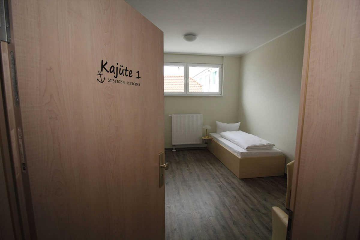 ザスニッツKutterfisch Kajueten Direkt Im Stadthafenアパートメント エクステリア 写真